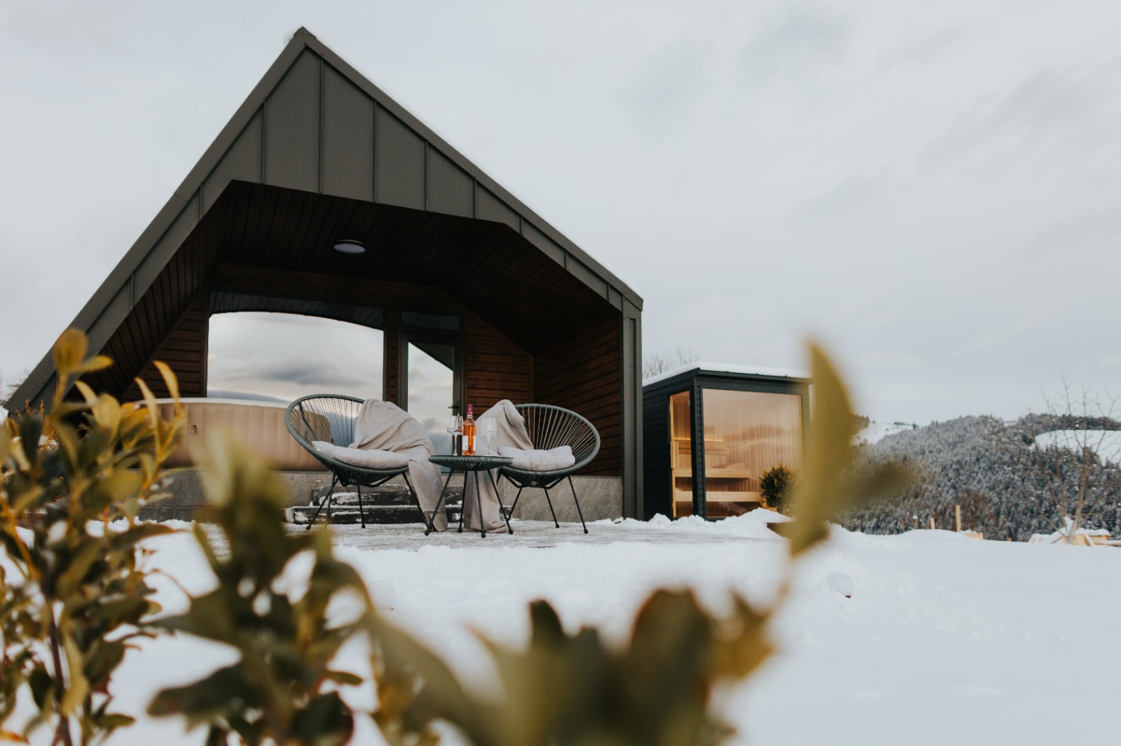Cabana Azimuth văzută din exterior, înconjurată de zăpadă
