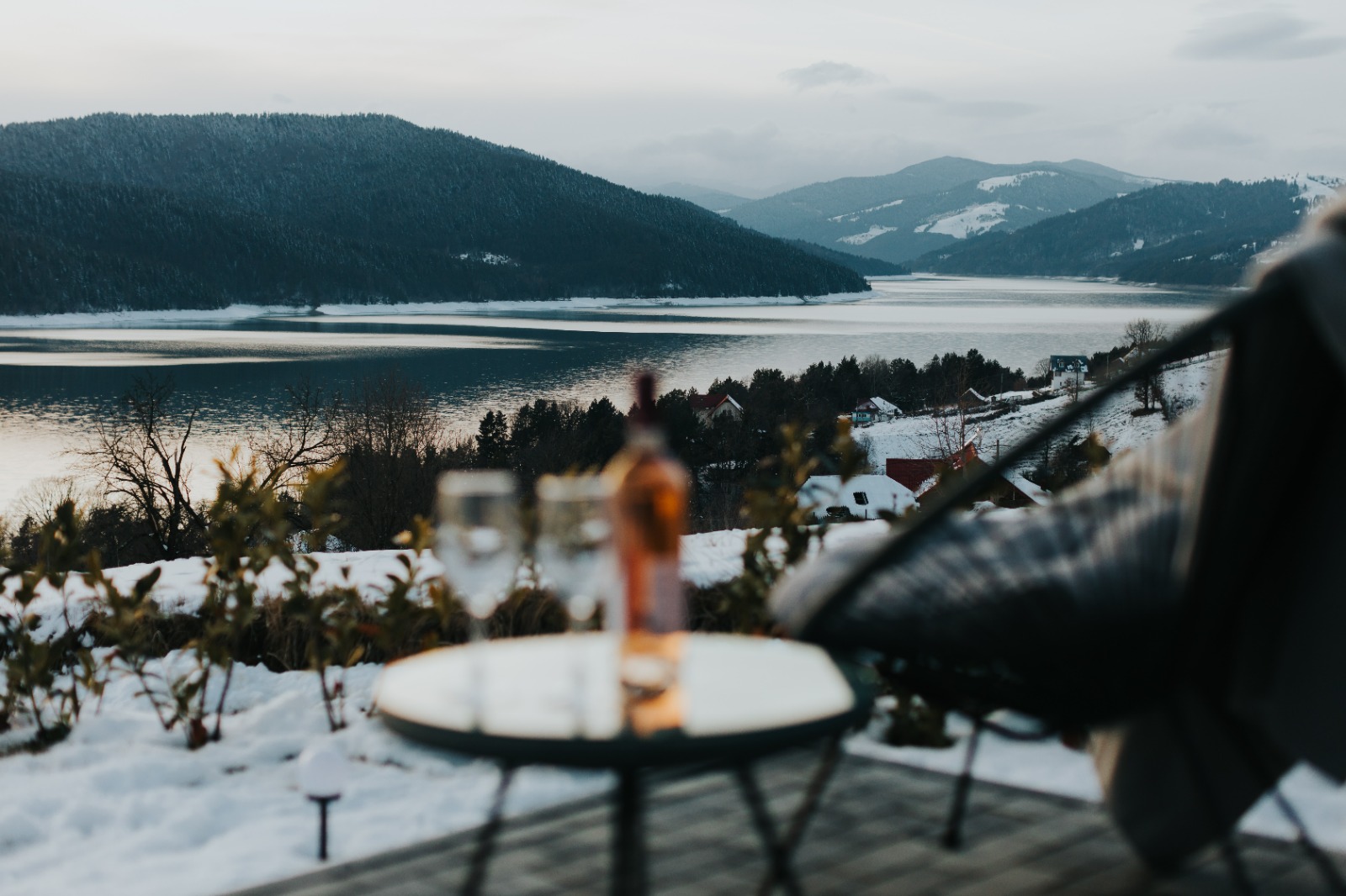 Panorama Lacul Bicaz cu munți și păduri