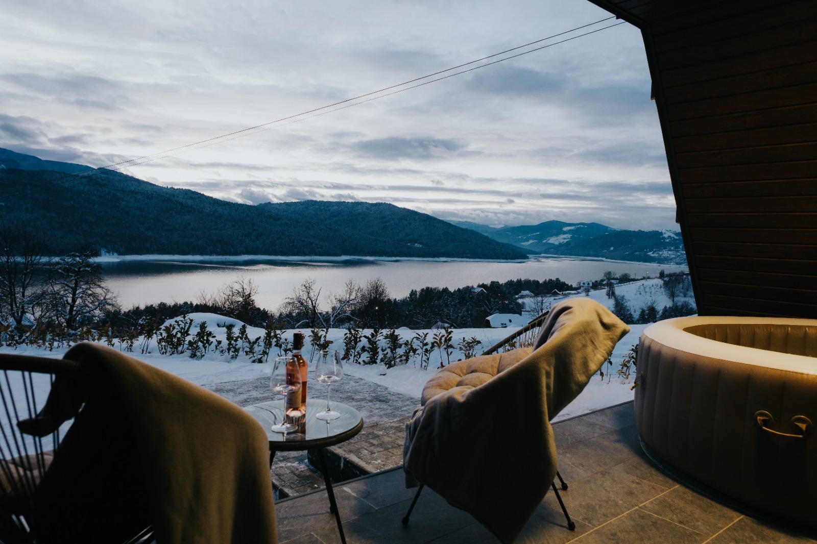 Jacuzzi pe terasă cu vedere panoramică la lac și munți