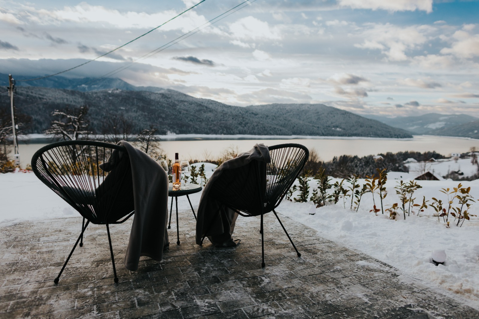 Doua scaune pe terasa cu vedere la Lacul Bicaz si munti
